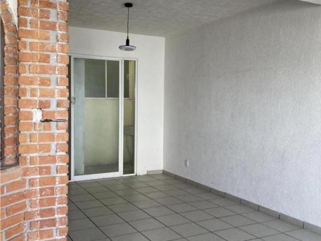 Casa en venta en Esquina con Habitación en Planta Baja en Hacienda del Valle l