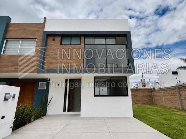 Casa en Venta en Esquina con Jardín y Terraza | Cuautlancingo