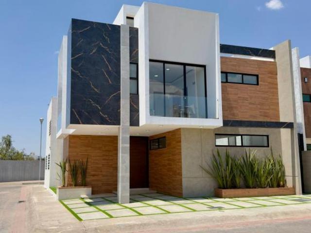 CASA EN VENTA EN ESQUINA CON 3 RECAMARAS Y FAMILY ROOM