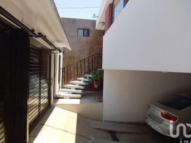 Casa en VENTA en esquina de 4 Recamaras en Av. Nicolás Zapata