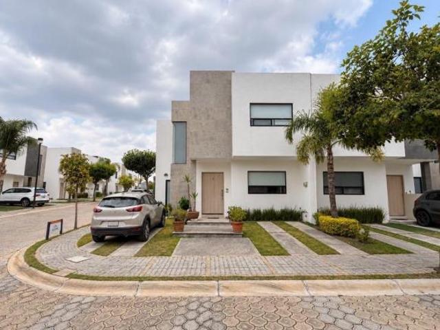 Casa en venta en esquina en Parque Aguascalientes Lomas de Angelopolis