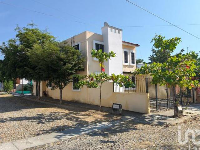 Casa en Venta en esquina en Real Bugambilias, Villa de Álvarez, Colima
