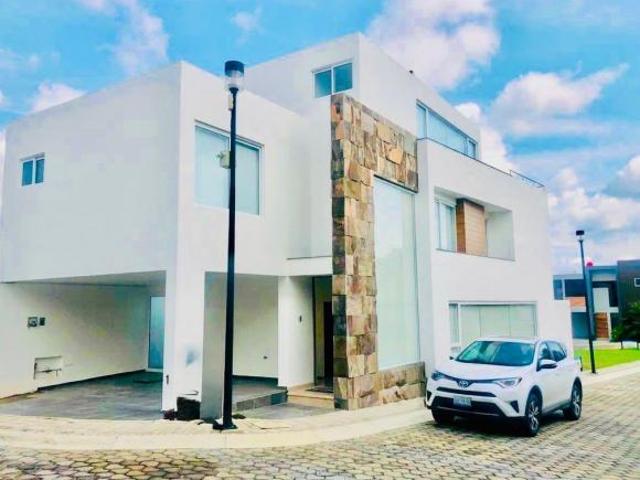 Casa en venta en esquina en zona Azul, Lomas de Angelopolis