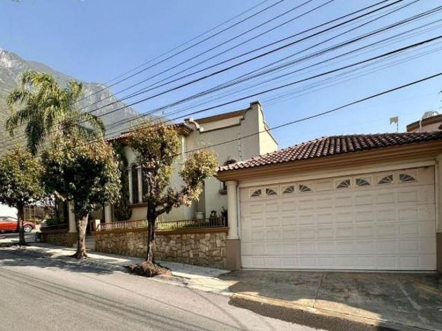 Casa en Venta en Esquina recámara en planta baja y amplios espacios Villa las Fuentes Monterrey N L