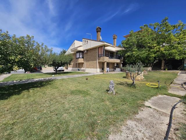 Casa en venta en Estella Lizarra. Chalet con amplia parcela, espectaculares vistas y a un paso del centro de Estella. Casas Estella.
