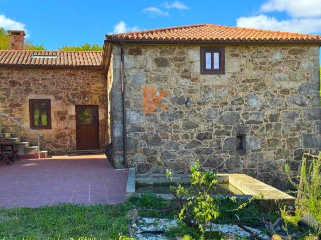 Casa en venta en Estrada A. CONJUNTO DE CASAS EN GALICIA CON GRAN POTENCIAL TURÍSTICO!. Casas Estrada.