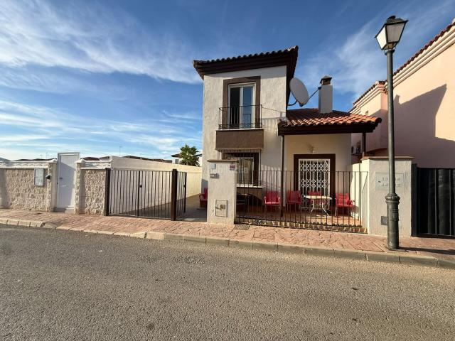 Casa en venta en Fuente de Piedra. CHALET ADOSADO EN ESQUINA CON PISCINA COMUNITARIA EN FUENTE DE PIEDRA. Casas Fuente de.