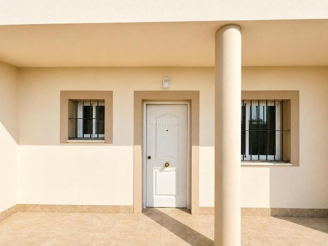 Casa en venta en Fuente de Piedra. Chalet pareado con terraza, 4 dormitorios y vistas a la Laguna de Fuente de Piedra. Casas Fuente de.