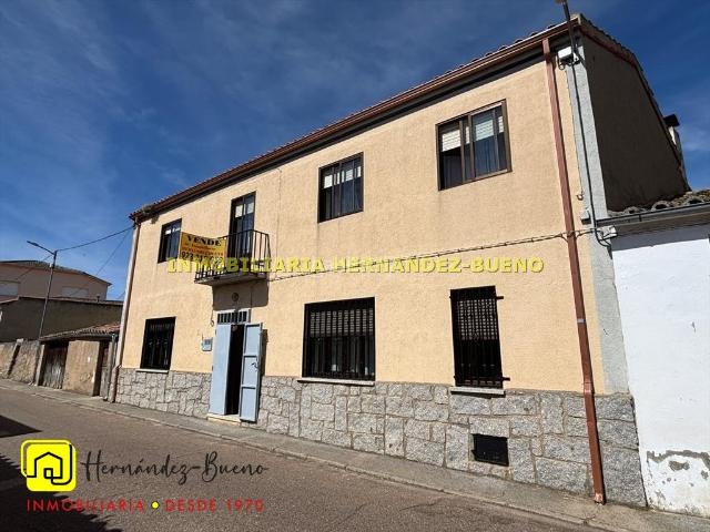 Casa en venta en Fuente de San Esteban La. CASA en La Fuente de San Esteban. Muy cerca de la Plaza del pueblo. Cuenta con 164 m construidos distribuidos en 2 plantas. En pla. Casas Fuente de San.