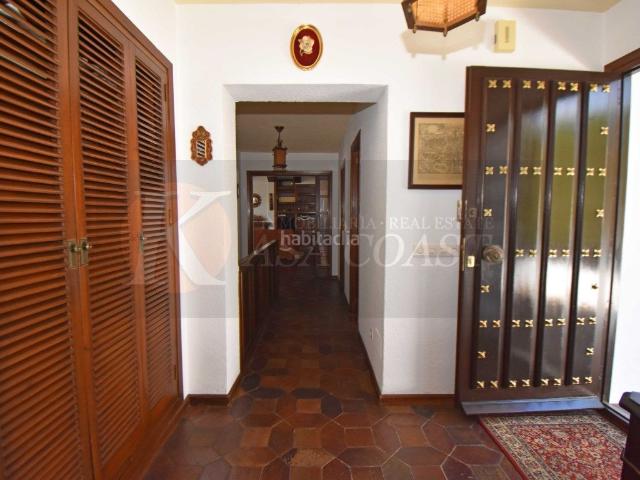 Casa en venta en Fuengirola, Castillo Sohail Myramar. Villa independiente con piscina privada en Miramar, Fuengirola. Casas.