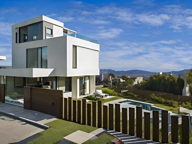 Casa en venta en Fuengirola, Puerto Deportivo. Villa con fascinantes vistas al mar en Fuengirola su oasis costero le espera. Casas.