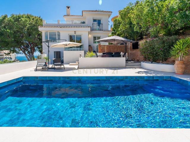 Casa en venta en Fuengirola, Torreblanca del Sol. Villa reformada con vistas al mar y cerca de la playa. Torreblanca baja, Fuengirola, Malaga. Casas.