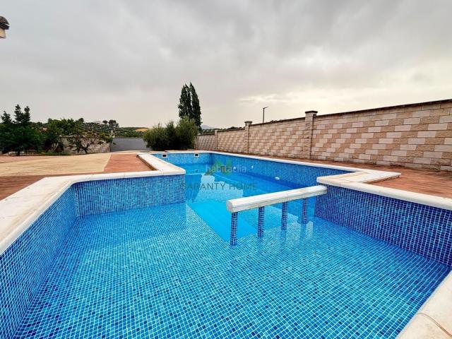 Casa en venta en Fuensanta de Martos. Casa de obra nueva en Marivela con piscina y amplia parcela. Casas Fuensanta de.