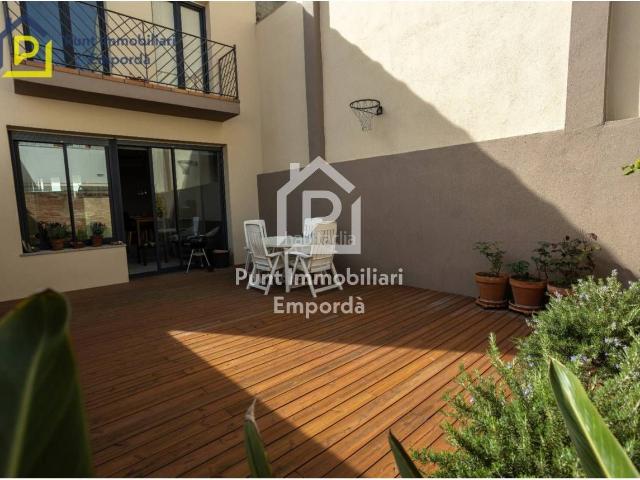 Casa en venta en Figueres, Carretera de Roses Fossos. FIGUERES CASA EN PERFECTO ESTADO EN EL CENTRO DE FIGUERES. Casas.