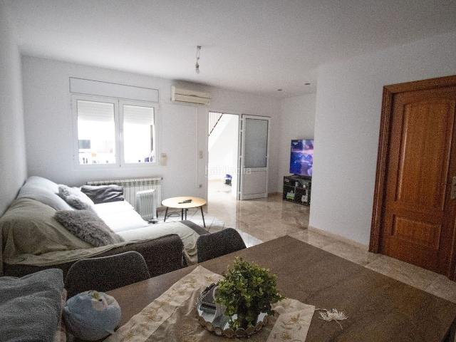Casa en venta en Figueres, Centre. Casa con ascensor, 2 viviendas independientes, garaje para 4 coches y una vivienda ya alquilada en el centro de Figueres. Casas.