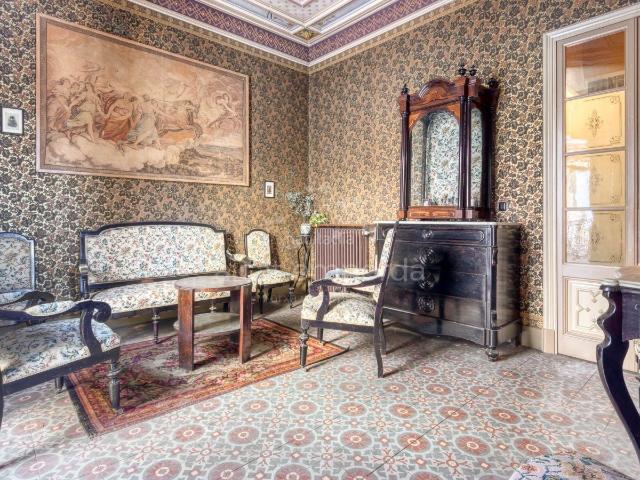 Casa en venta en Figueres, Centre. Fantástico edificio histórico en el centro de Figueres. Alto Ampurdán. Casas.