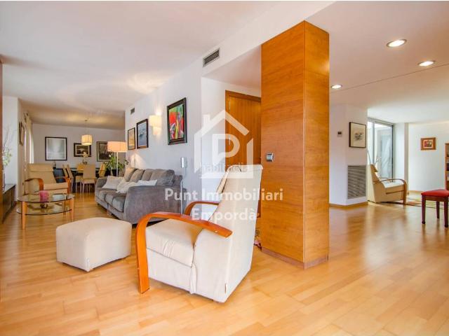 Casa en venta en Figueres, Eixample Horta Capallera. Vivienda con local comercial y amplia terraza en el Eixample de Figueres. Casas.