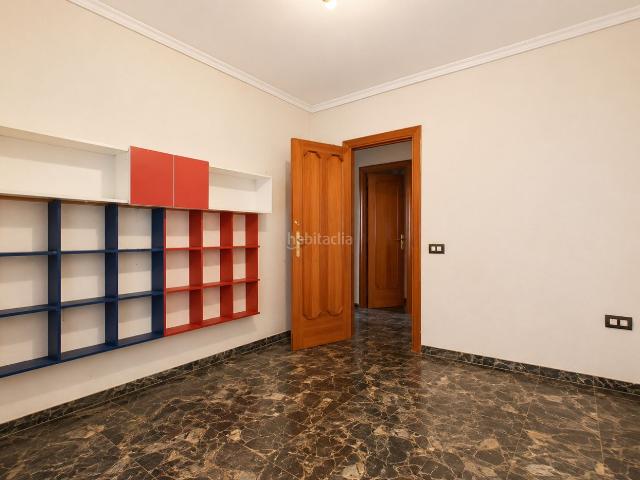 Casa en venta en Foios. Un edificio para una gran familia. Casas.