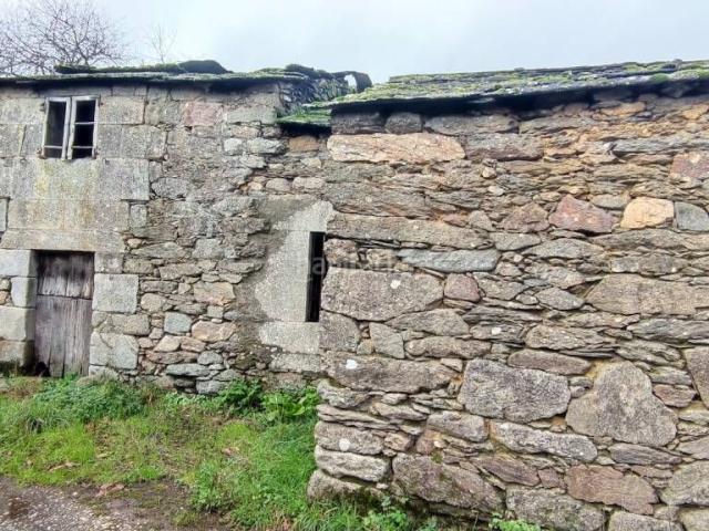 Casa en venta en Fonsagrada A. PROPIEDAD DE 2 CASAS Y 2 ALPENDRES PARA REHABILITAR. Casas Fonsagrada.
