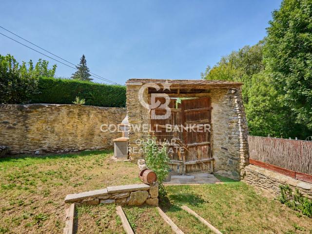 Casa en venta en Fontanals de Cerdanya. Casa en Queixans con dos viviendas y jardín privado. Casas Fontanals de.
