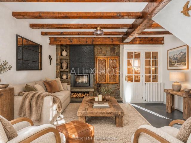 Casa en venta en Fontanals de Cerdanya. Casa esquinera en Urtx con terraza y vistas a la montaña. Casas Fontanals de.