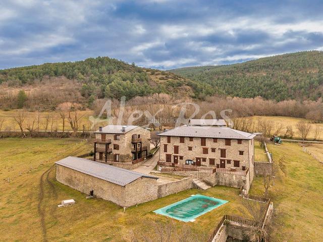 Casa en venta en Fontanals de Cerdanya. CASA ESQUINERA, REHABILITADA, GRAN ZONA VERDE Y PISCINA. Casas Fontanals de.