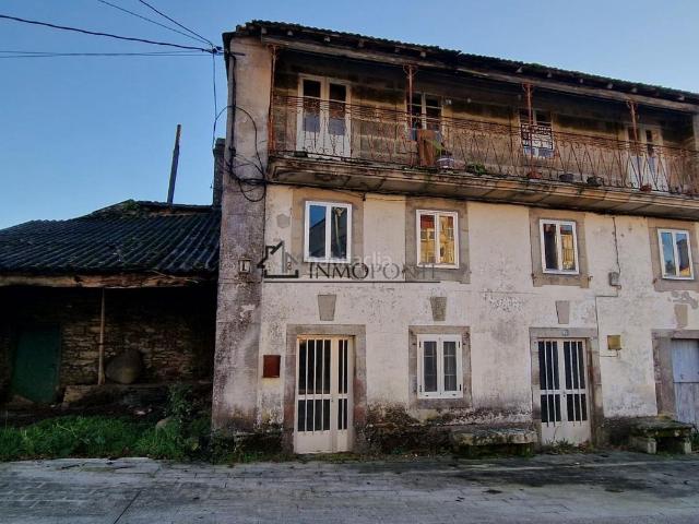 Casa en venta en Forcarei. Casa en Venta para Reformar en la Plaza dos Gaiteiros, Forcarei. Buscas una oportunidad única para invertir en una propiedad con c. Casas.
