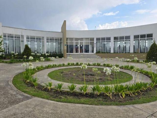 CASA Y DEPARTAMENTO EN VENTA EN FORESTA LAGOONS METEPEC CON JARDIN AMPLIO, LUGAR PARA 5 AUTOS