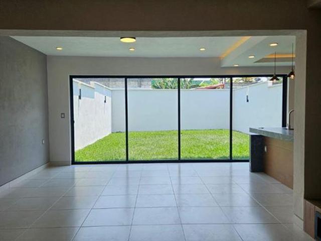Casa en Venta en Fortín, Ver con 217 m² en terreno, A 6 cuadras de Sam&apos s fracc Santa Brigida