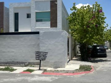 Casa en Venta en Fracc. Bonterra, ubicada en esquina