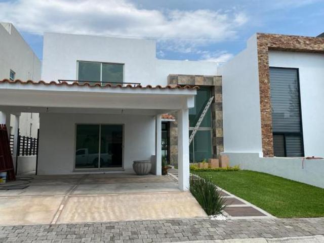 Casa en venta en fracc. con vigilancia. Parres, Jiutepec