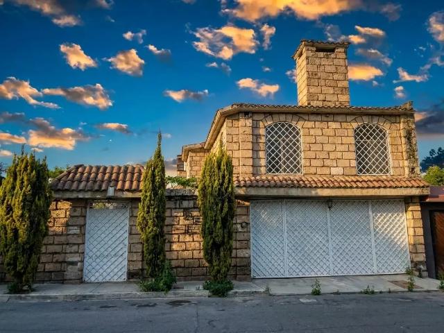 CASA EN VENTA EN FRACC. JARDINES DEL LAGO