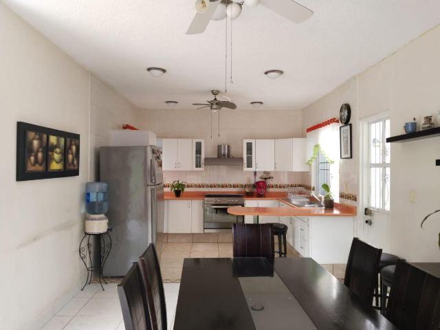 Casa en venta en Fracc. La Gloria con habitaci?n en planta baja