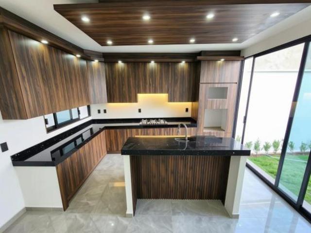 Casa en venta en Fracc. La Trinidad, Coatepec, Ver. Recamara en Planta Baja + Sala doble Altura