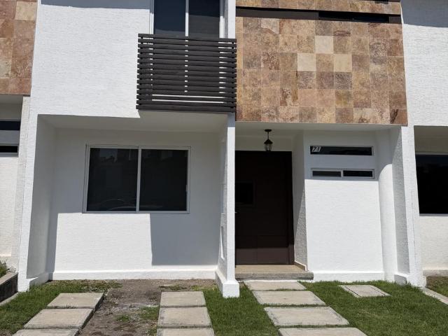 CASA EN VENTA EN FRACC PALMARES FRENTE A CENTRO COMERCIAL ANTEA