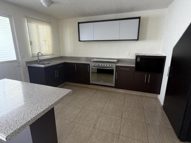 CASA EN VENTA EN FRACC PALMARES FRENTE A CENTRO COMERCIAL ANTEA