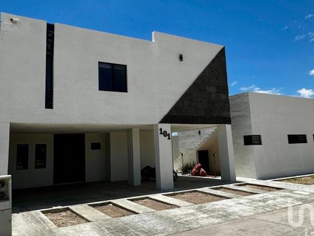 Casa en Venta en Fracc. Privado Bosques Puerta Norte, 4 Recamaras, 1 en Planta Baja
