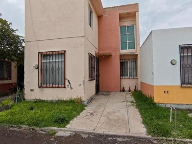 CASA EN VENTA EN FRACC.REAL DEL SOL,5 RECAMARAS, BIEN DISTRIBUIDA TLAJOMULCO