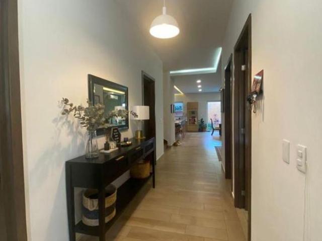 CASA EN VENTA EN FRACCIONAMIENTO VALLE DE CRISTAL. PE
