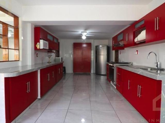 Casa en venta en Fraccionamiento Virginia, Veracruz | 3 recámaras, jardín y cochera techada para 2 a