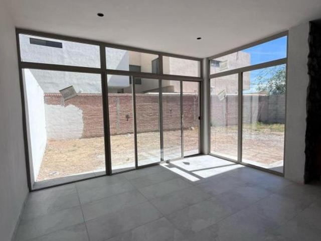 Casa en venta en fraccionamiento al norte de Saltillo, Fracc. Casa de Piedra