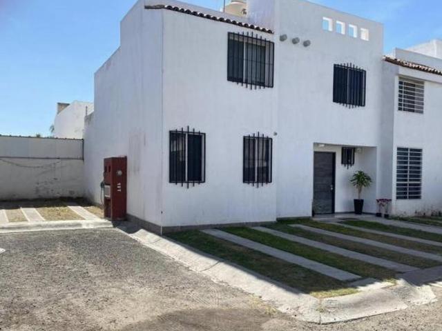 Casa en Venta en Fraccionamiento Altus Bosques Tlajomulco