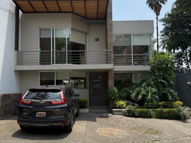 Casa en Venta en Fraccionamiento con Alberca y Vigilancia en Analco, Cuernavaca