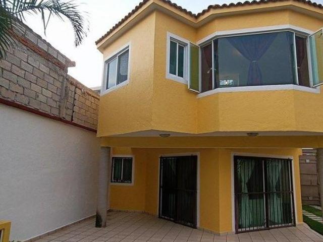 Casa en venta en fraccionamiento con alberca en Jardines de Ahuatlán