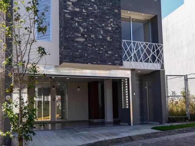 Casa en Venta en Fraccionamiento Cumbres, Acabados de lujo
