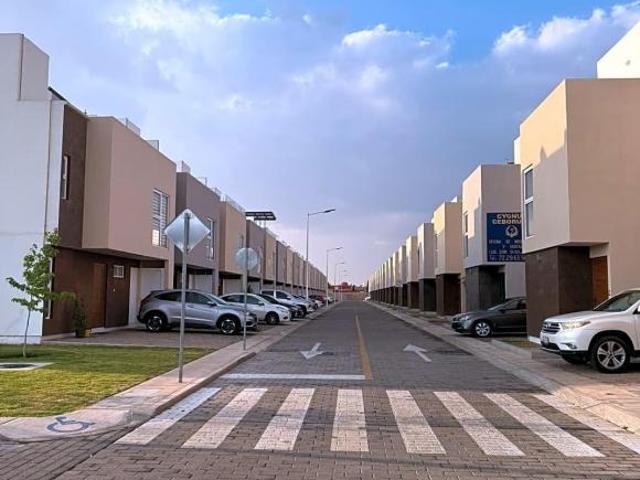 CASA EN VENTA EN FRACCIONAMIENTO CYGNUS METEPEC