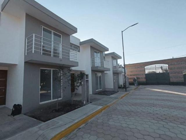 CASA EN VENTA EN FRACCIONAMIENTO EN XILOTZINGO