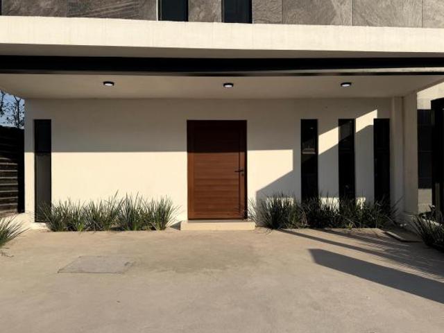 CASA EN VENTA EN FRACCIONAMIENTO FRENTE A SONTERRA 4