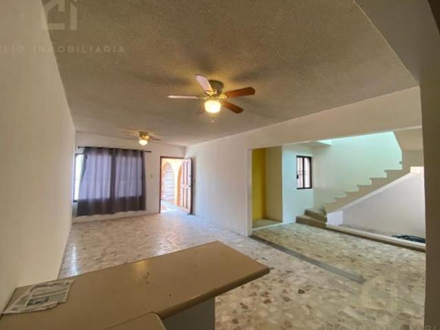 Casa en venta en Fraccionamiento Higueras, Veracruz – 4 recámaras, 4 baños, recámara en planta baja