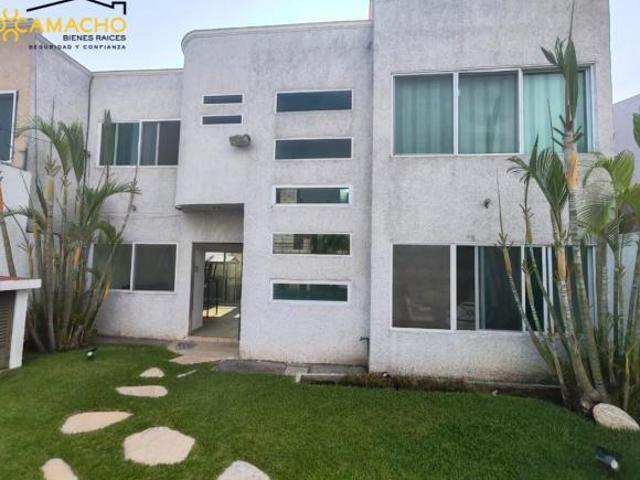 Bonita Casa en Venta con alberca en Fraccionamiento Jacarandas OLC 4388